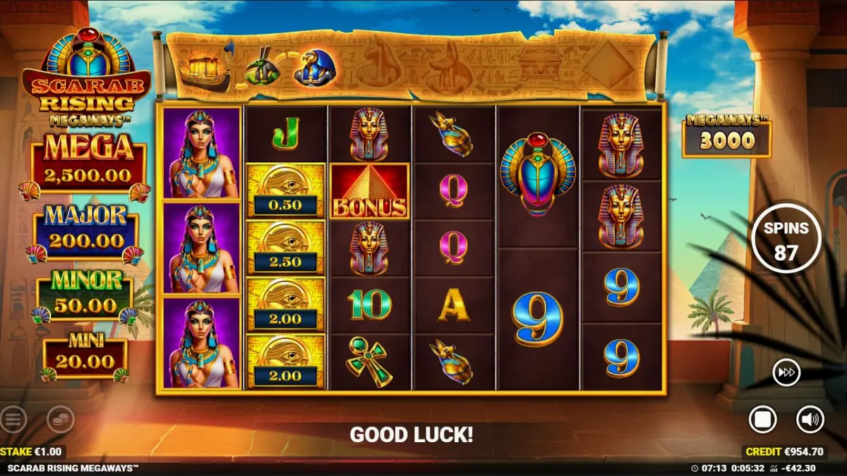 Interface do jogo Scarab Rising Megaways com símbolos egípcios e grade Megaways